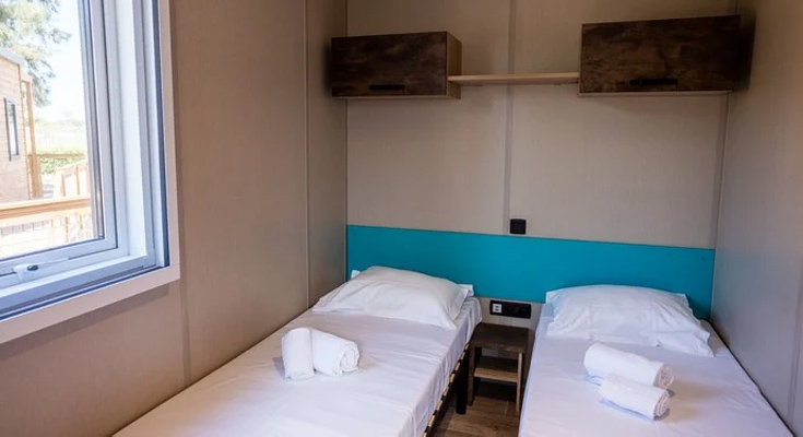 chambre avec lits jumeaux du mobil-home Premium